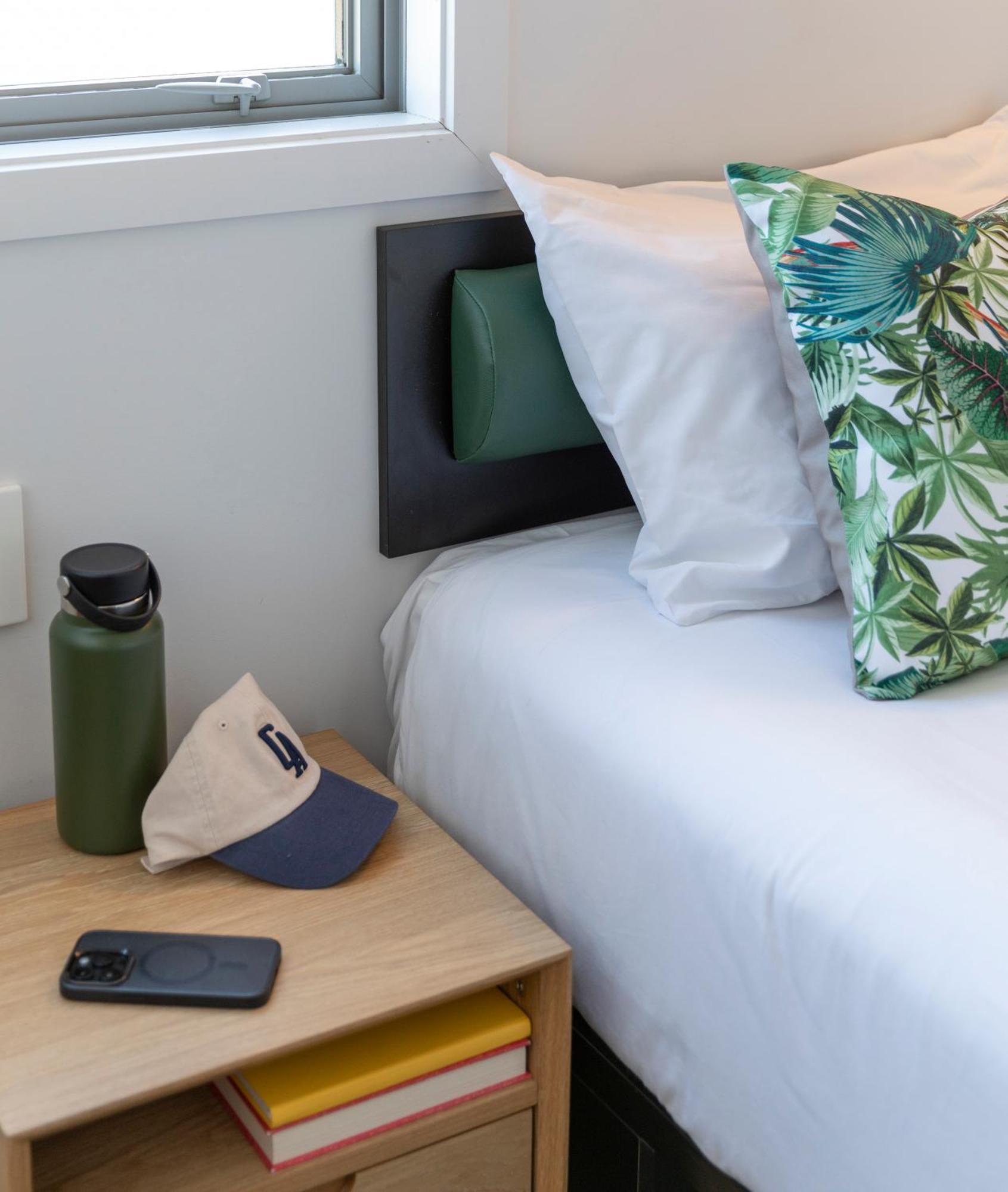 JUCY Snooze Christchurch Exterior foto A bed in a student residence hall at the University of Washington